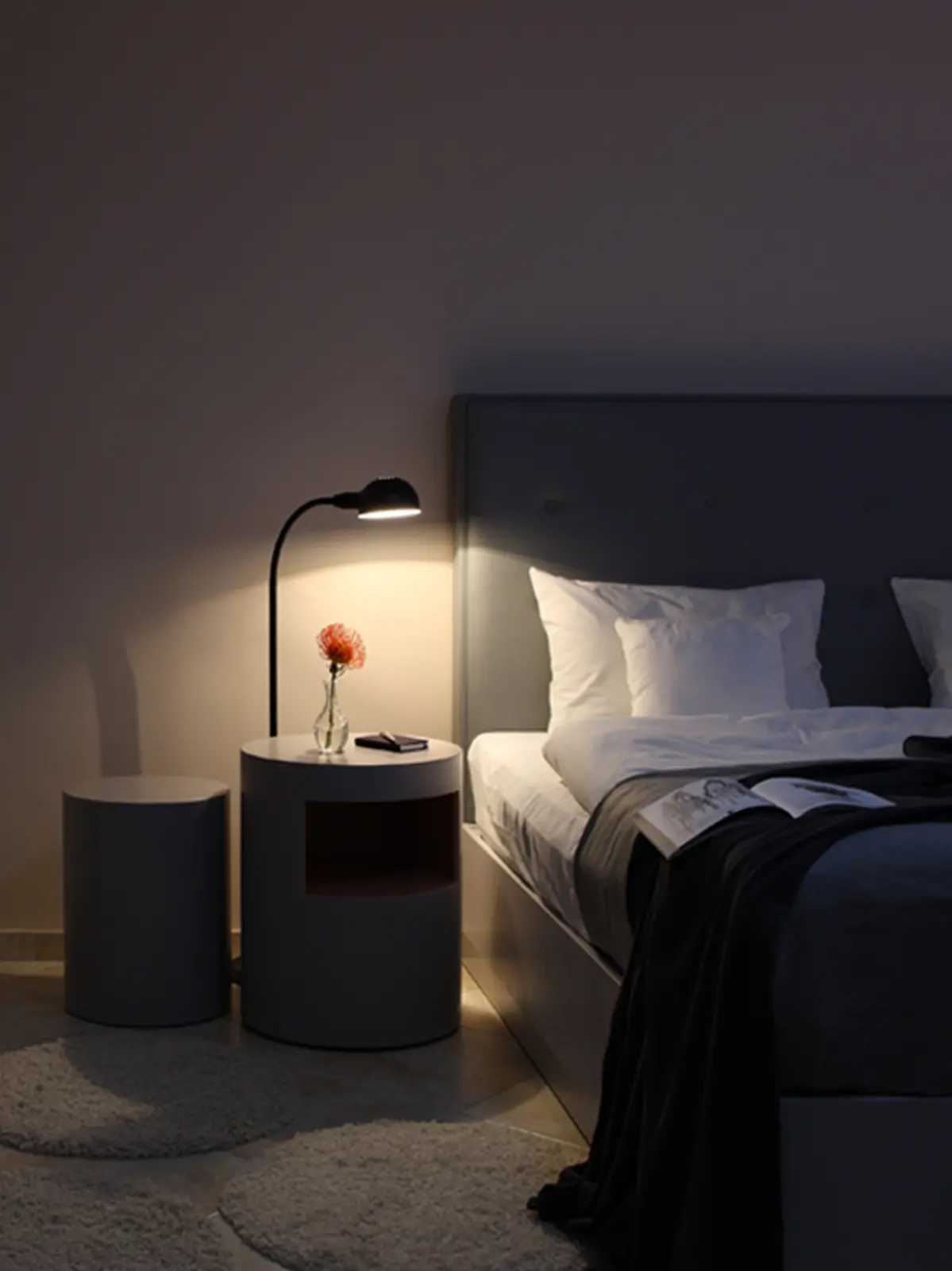 Bett und Sitzbereich eines Zimmers im The Grey Hotel
